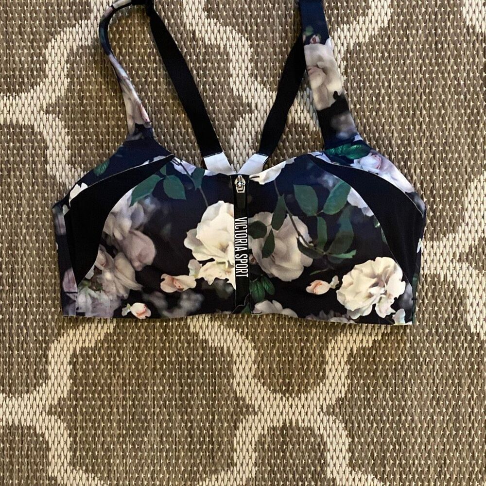 Victoria’s Secret sports bra. Incredible knockout ultra max sports bra size 36D